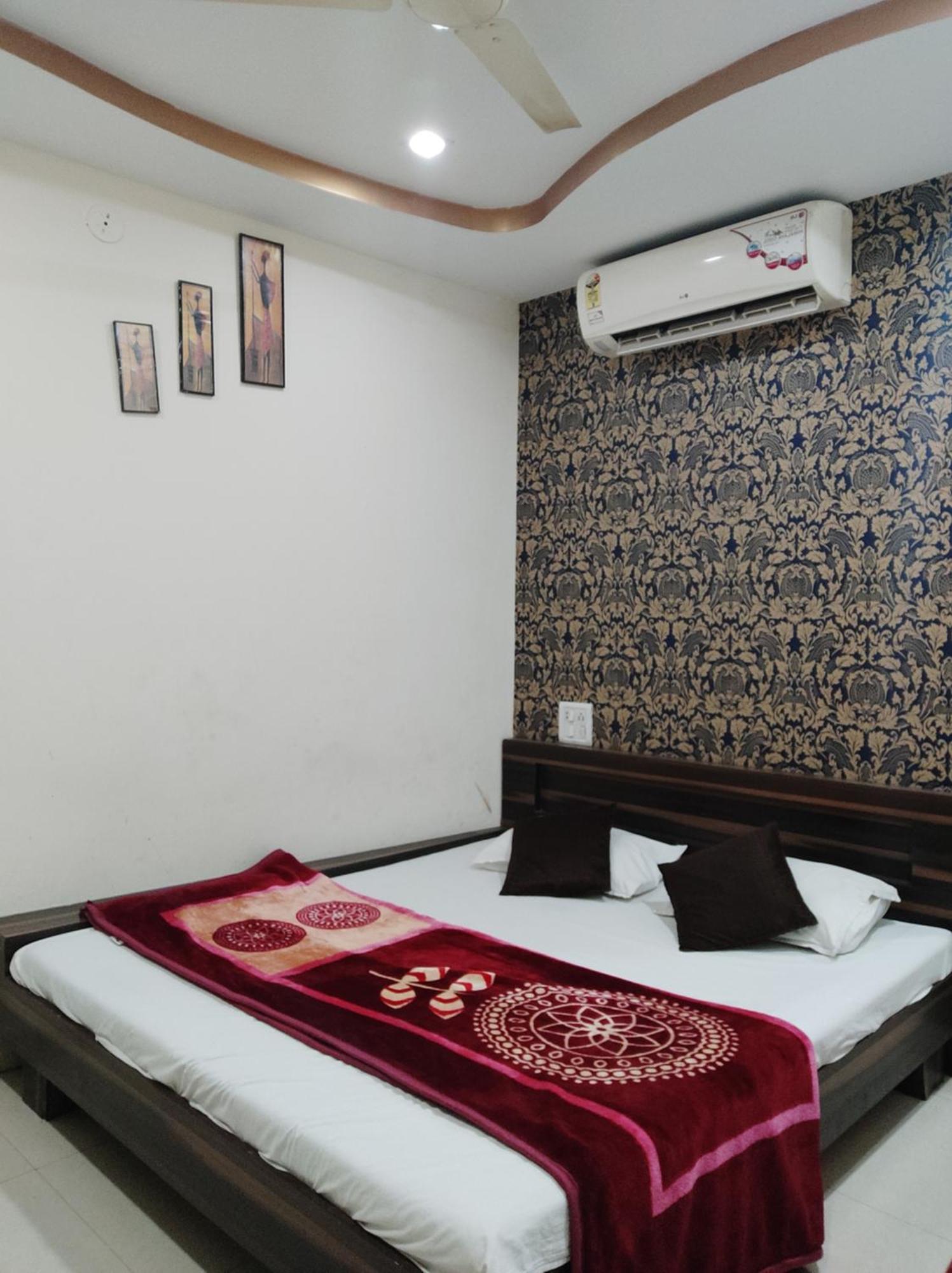 Hotel Vrandavan Palace Near Mahakal Temple Удджайн Экстерьер фото