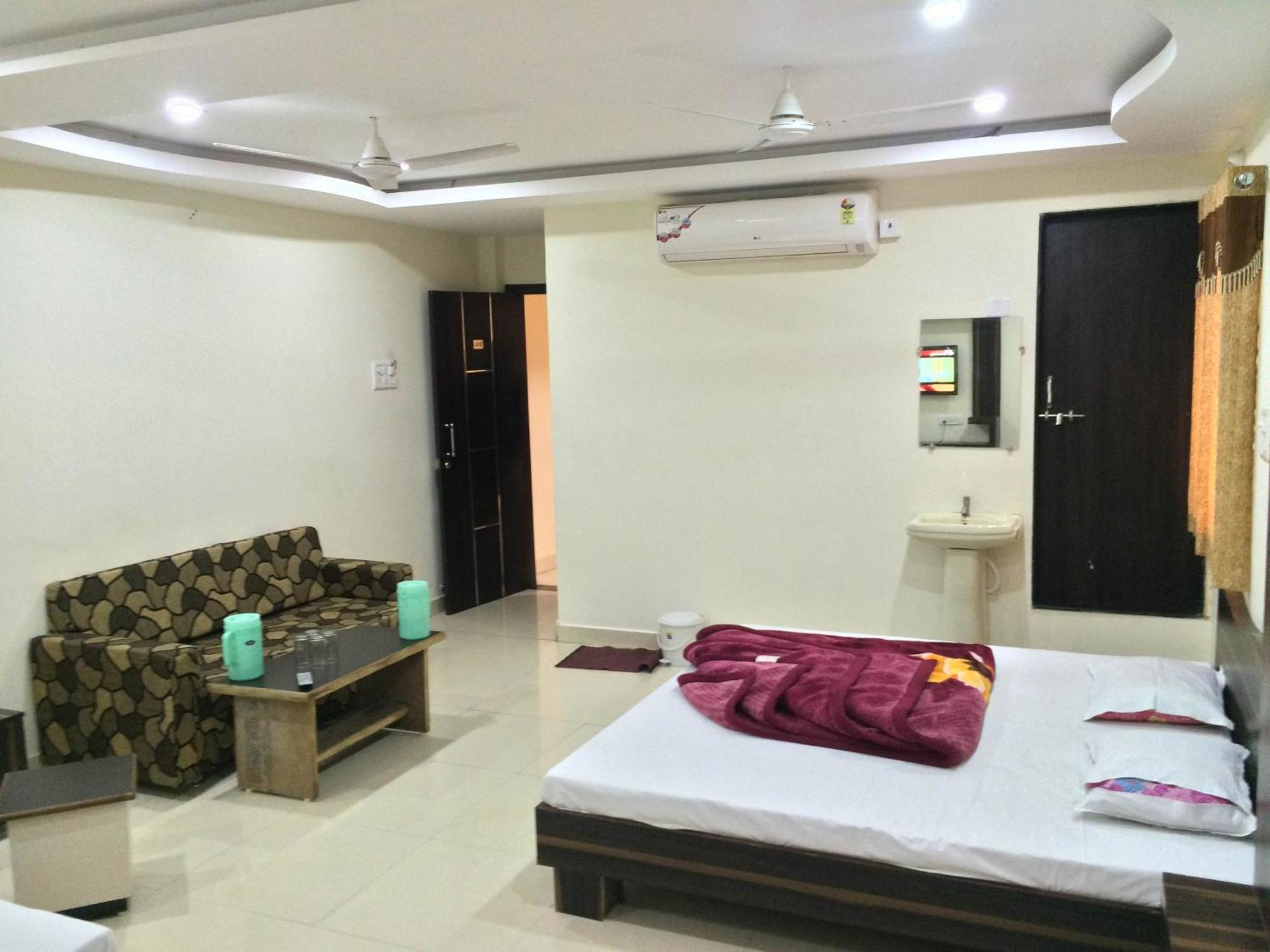 Hotel Vrandavan Palace Near Mahakal Temple Удджайн Экстерьер фото