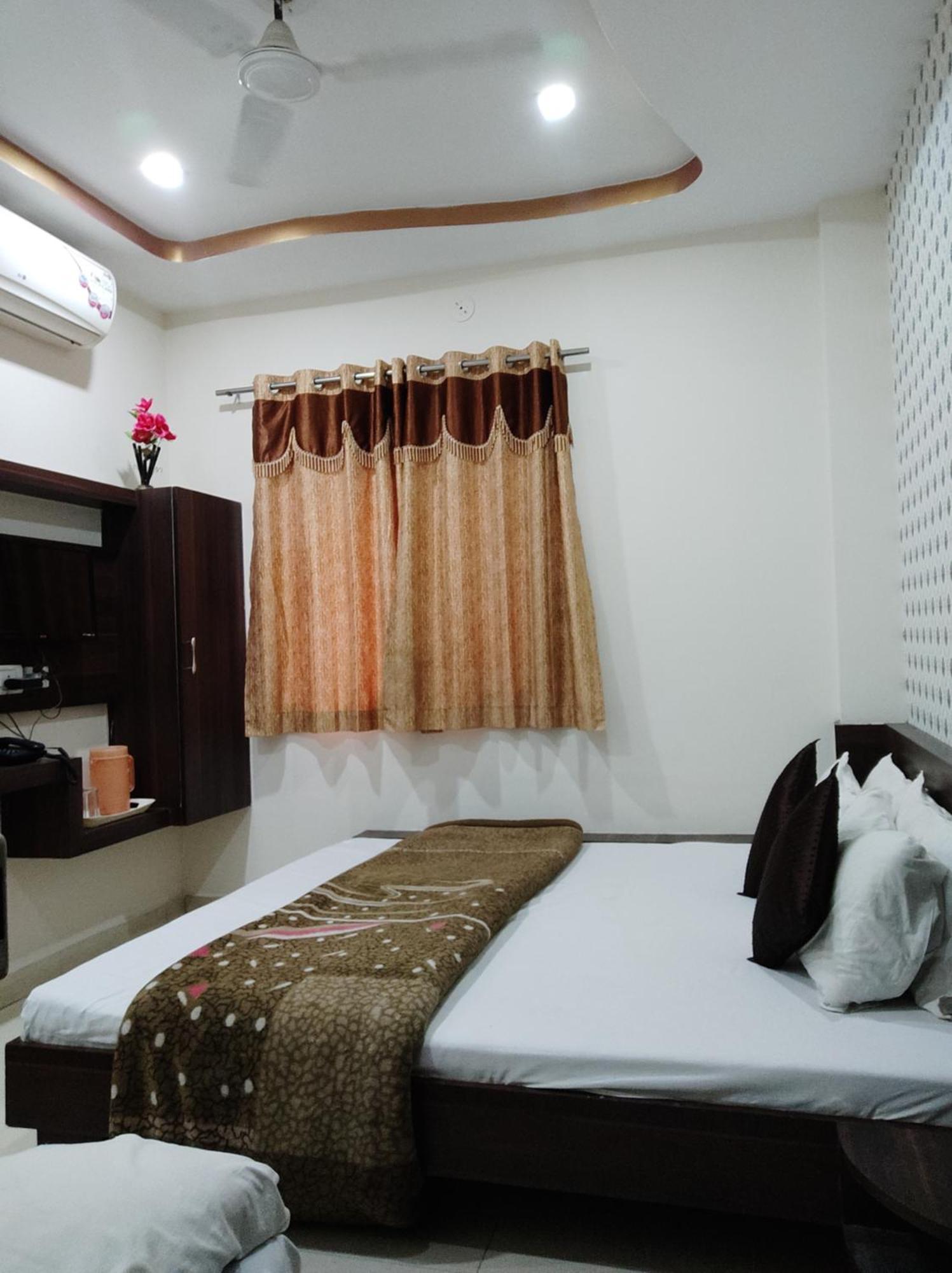 Hotel Vrandavan Palace Near Mahakal Temple Удджайн Экстерьер фото