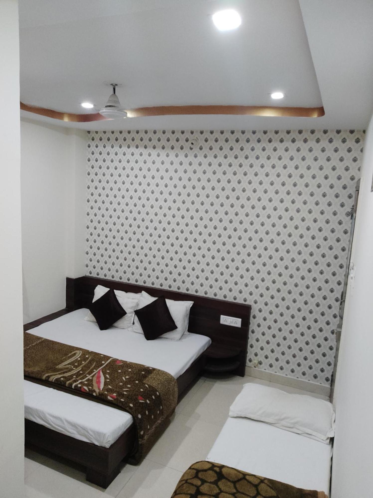 Hotel Vrandavan Palace Near Mahakal Temple Удджайн Экстерьер фото